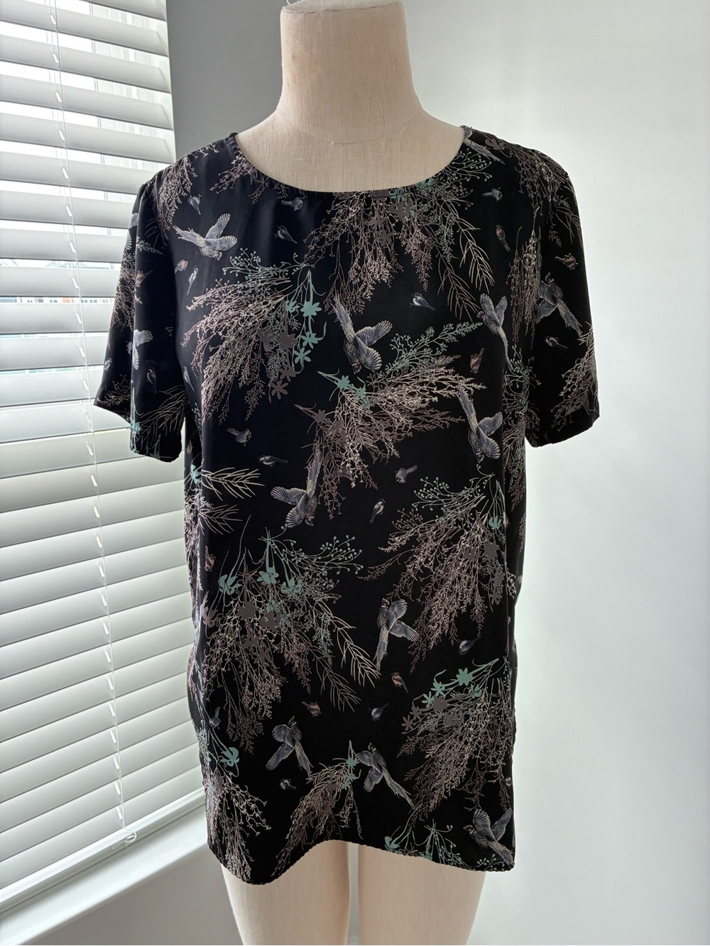 Le Lis Women's Bird and Botanical Short Sleeve Blouse